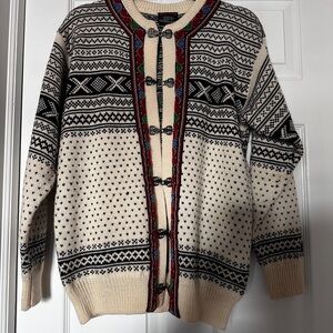 Unisex Vintage Norwegian Sweater with Metal Clasps
